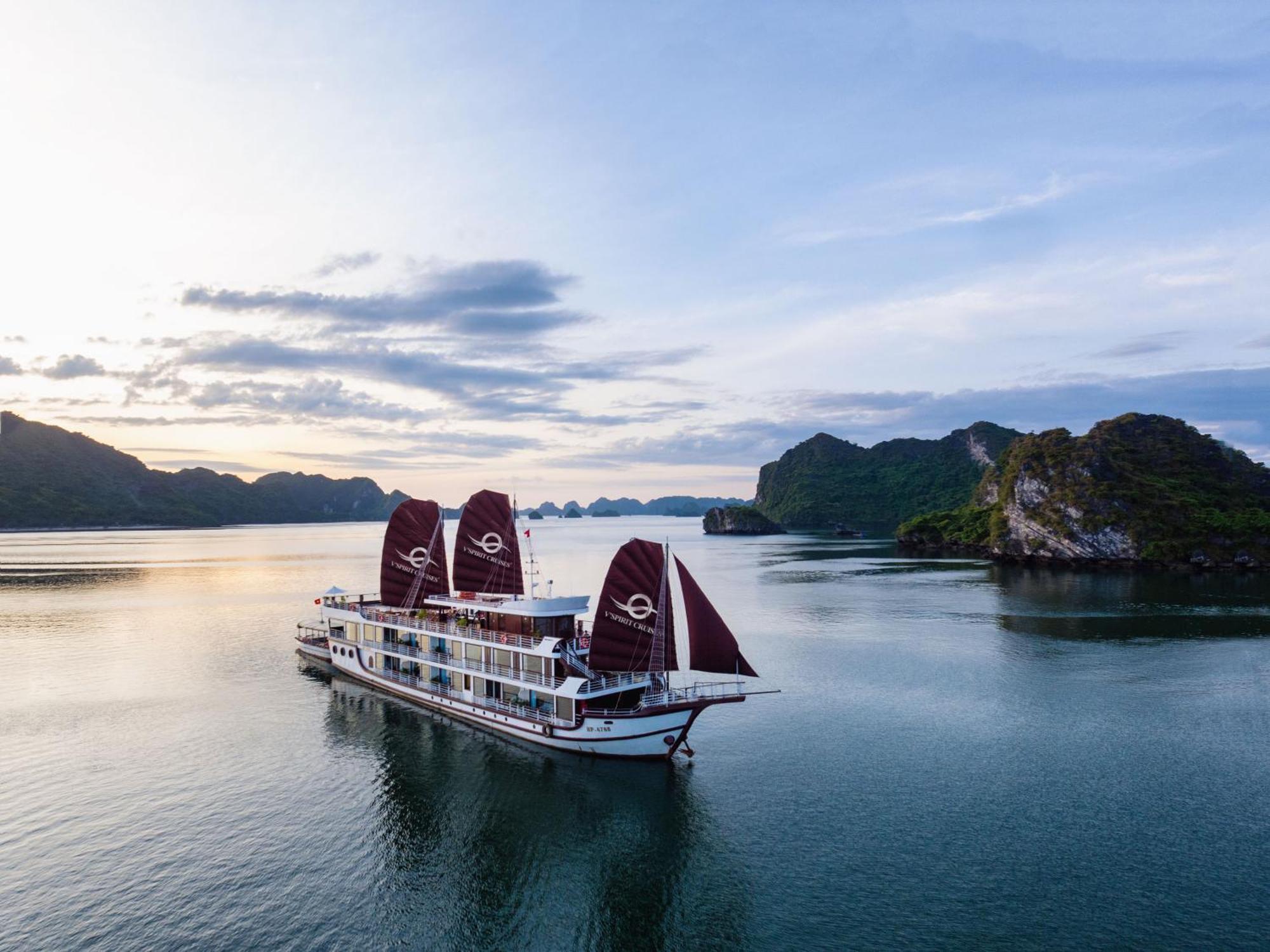 Hotel V'Spirit Cruise Ha Long Esterno foto